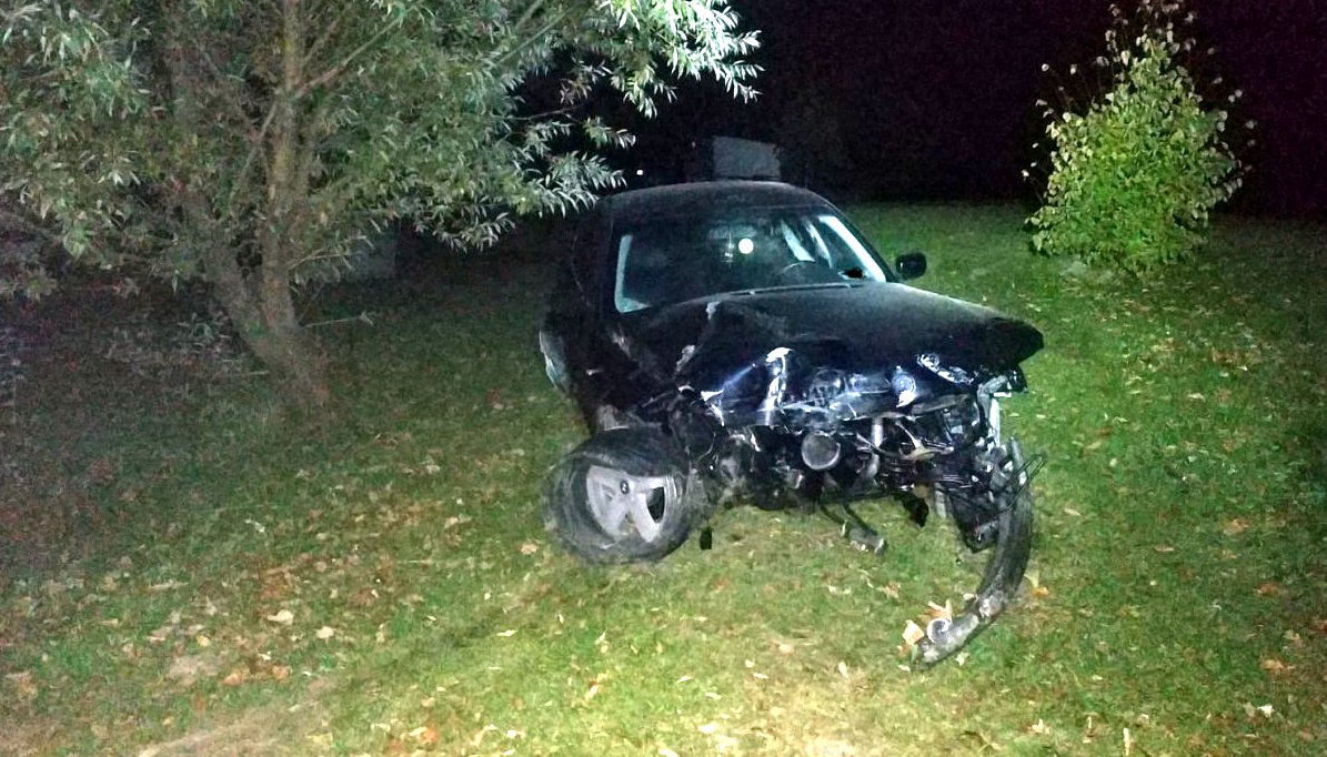  Kierujący zjechał z drogi, uderzył w barierki ochronne, a następnie uciekł z miejsca zdarzenia  - Zdjęcie główne