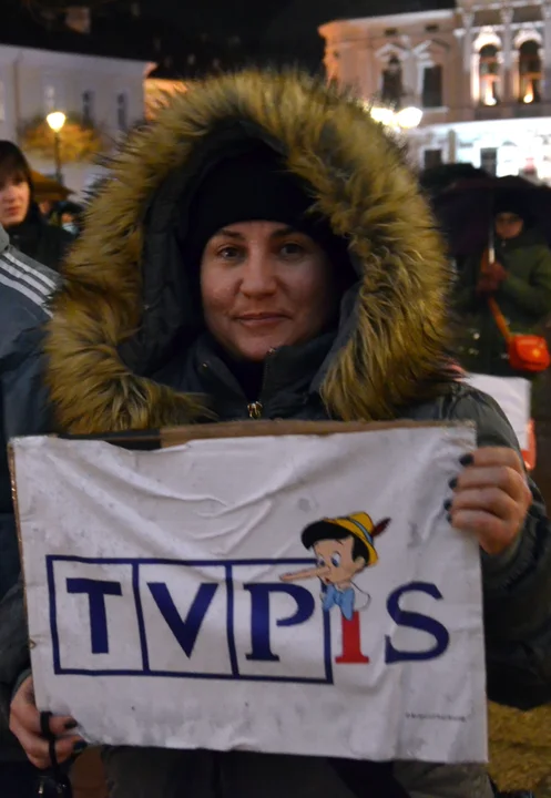 Na sanockim Rynku zebrali się mieszkańcy aby zaprotestować przeciwko ustawie Lex TVN