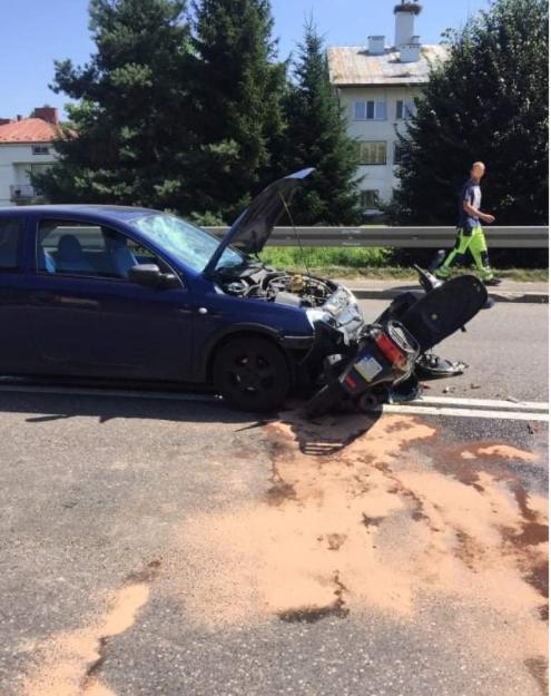 GRABOWNICA STARZEŃSKA: Motorowerzysta wjechał bezpośrednio przed jadący pojazd [ZDJĘCIA] - Zdjęcie główne