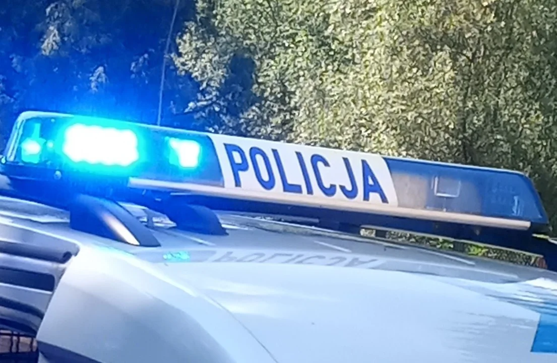 Sanoccy policjanci eskortowali do szpitala  samochód z rodzącą kobietą - Zdjęcie główne