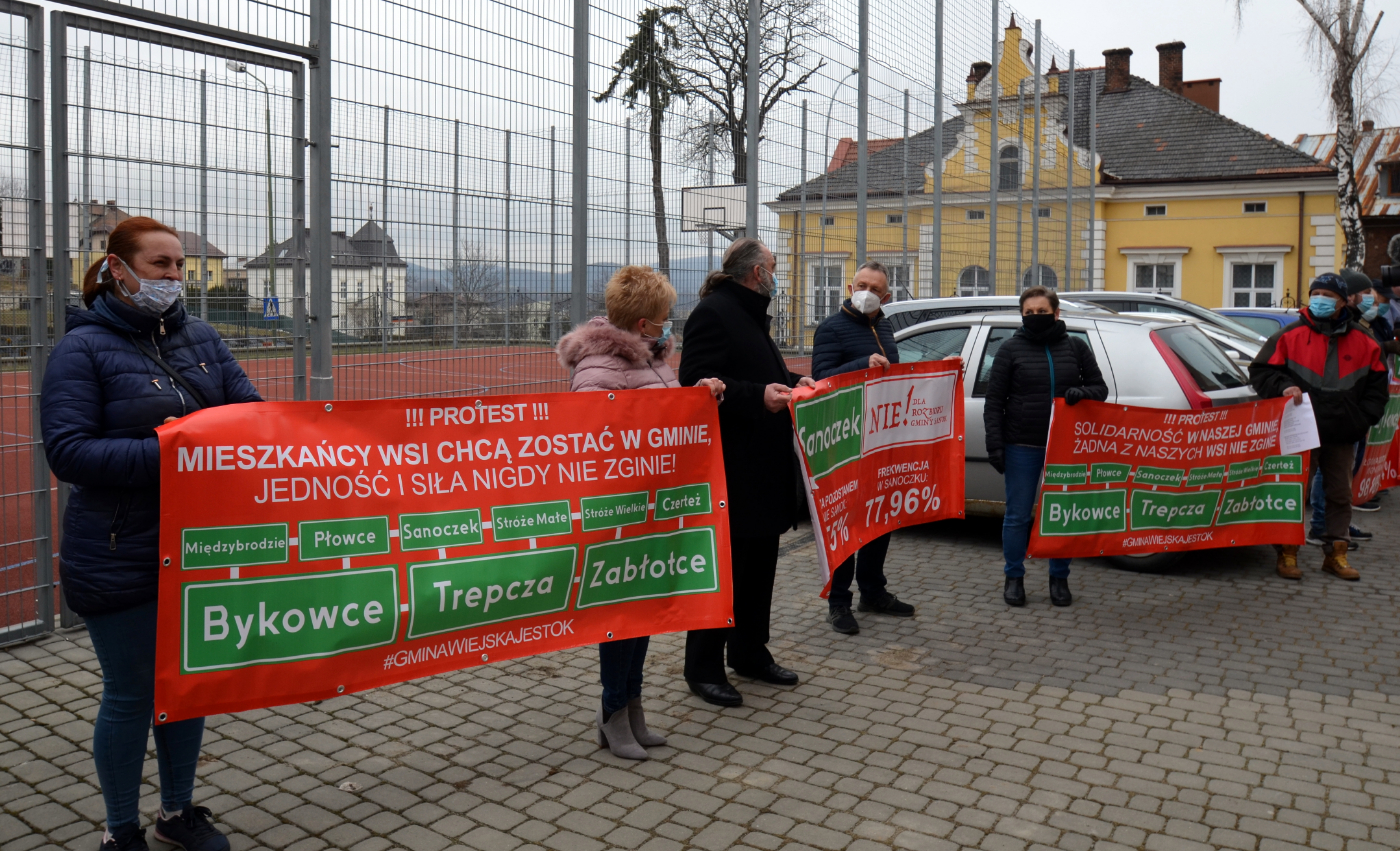pikieta mieszkańców wsi przed sesją Rady Miasta Sanoka
