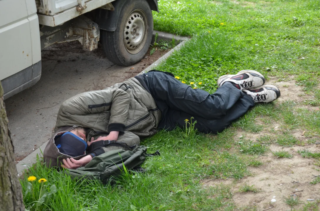 Komenda Powiatowa Policja w Sanoku pomoże rozwiązać problem z dziką noclegownią na Traugutta - Zdjęcie główne