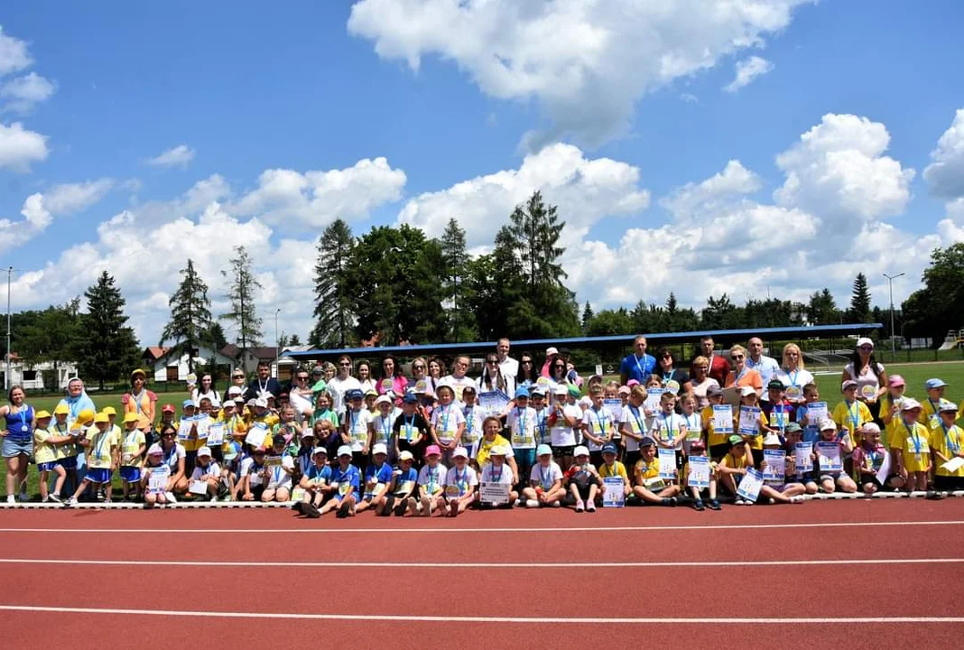 Mini Olimpiada Przedszkolaków w Brzozowie. Sport, zabawa i zdrowa rywalizacja - Zdjęcie główne