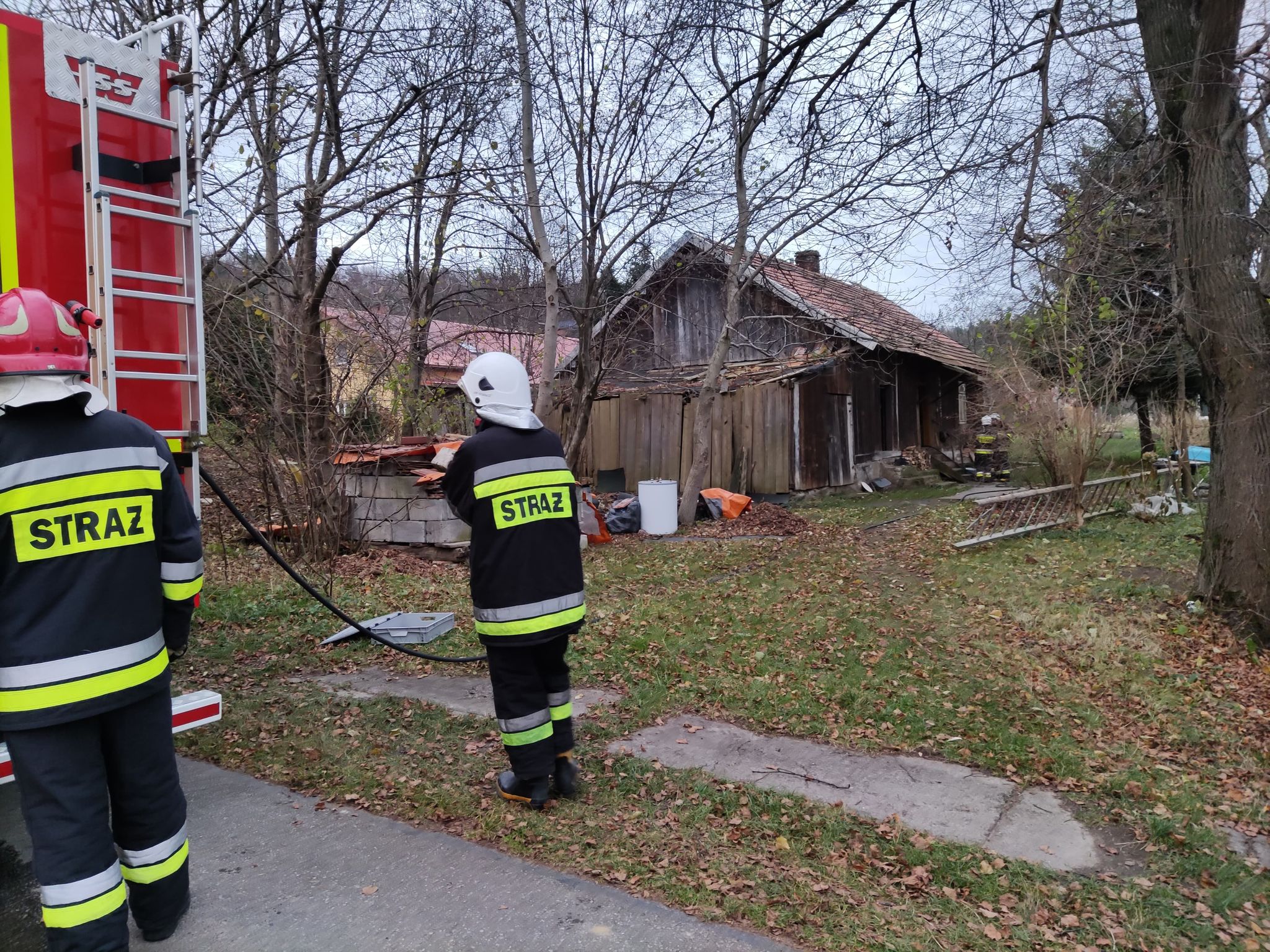 BYKOWCE: Pożar sadzy w kominie w drewnianym domu [FOTO+VIDEO] - Zdjęcie główne