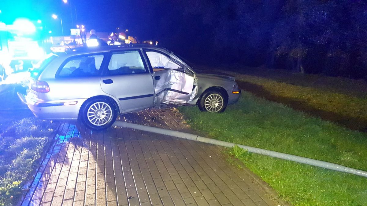 SANOK: Wypadł na łuku drogi i uderzył w latarnię [FOTO+VIDEO] - Zdjęcie główne