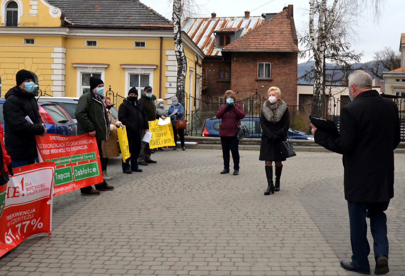 pikieta mieszkańców wsi przed sesją Rady Miasta Sanoka