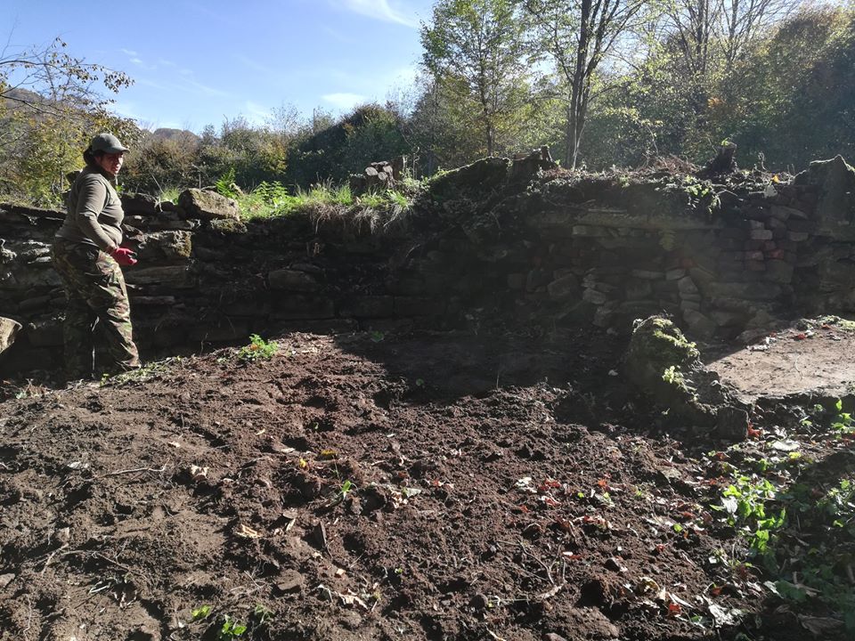 BIESZCZADY: Zabezpieczyli fundamenty dawnej strażnicy niemieckiej w Studennem [FOTO+VIDEO] - Zdjęcie główne