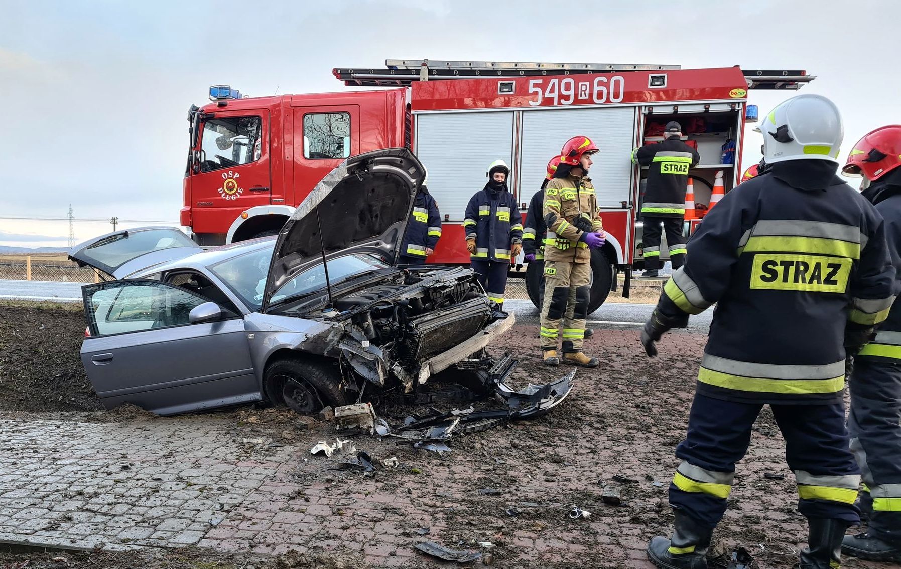 DŁUGIE: Samochód osobowy uderzył w betonowy przepust [FOTO+VIDEO] - Zdjęcie główne