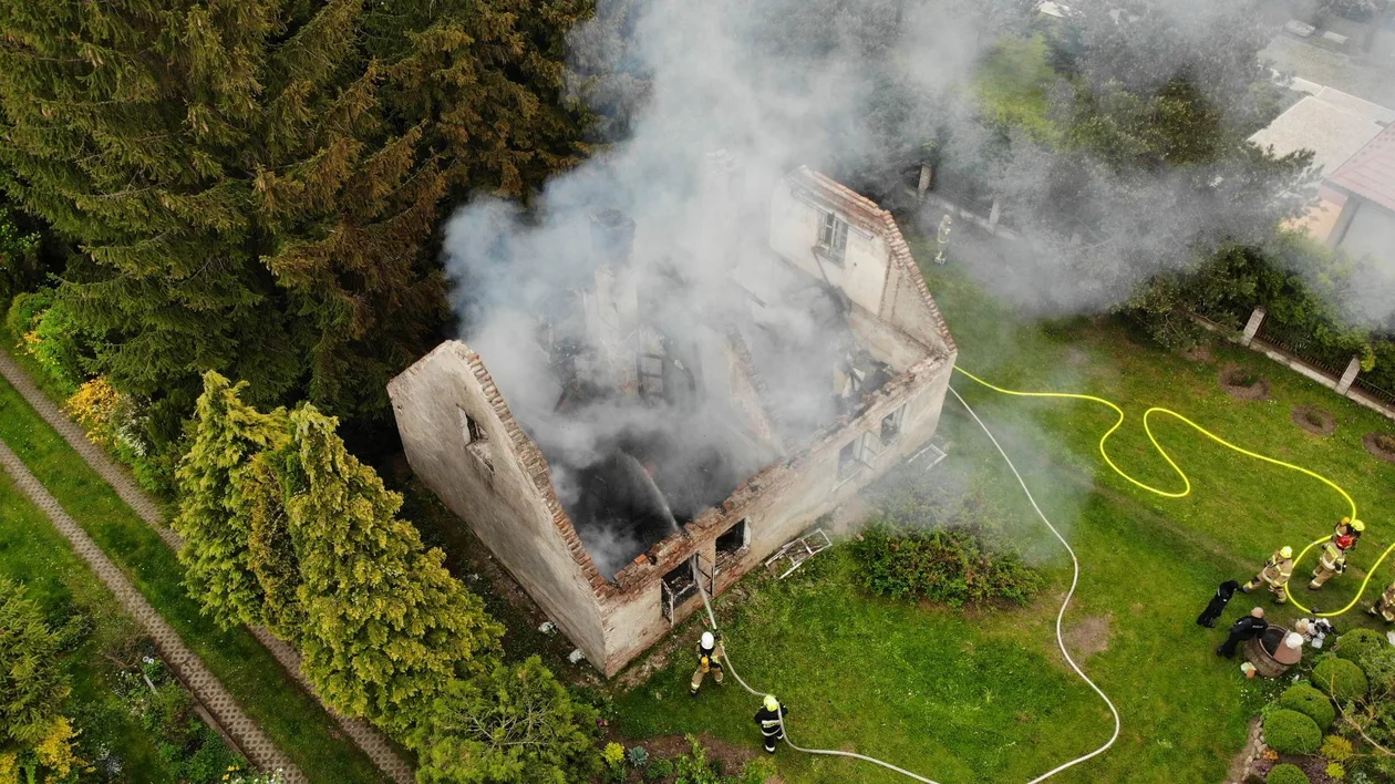Spłonął dom przy ul. Lipińskiego w Sanoku. Domownicy uciekli w porę! [ZDJĘCIA,WIDEO] - Zdjęcie główne
