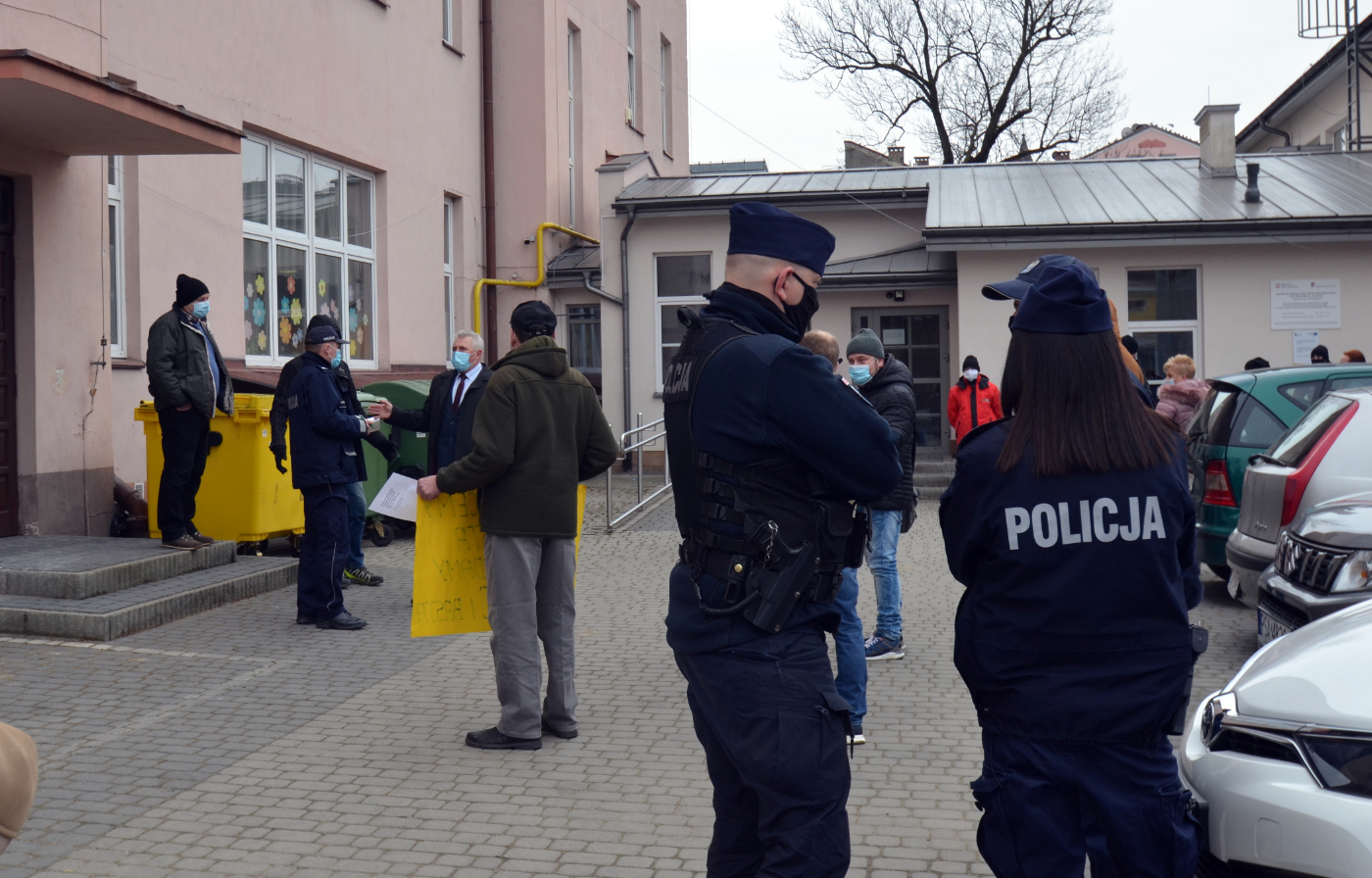pikieta mieszkańców wsi przed sesją Rady Miasta Sanoka