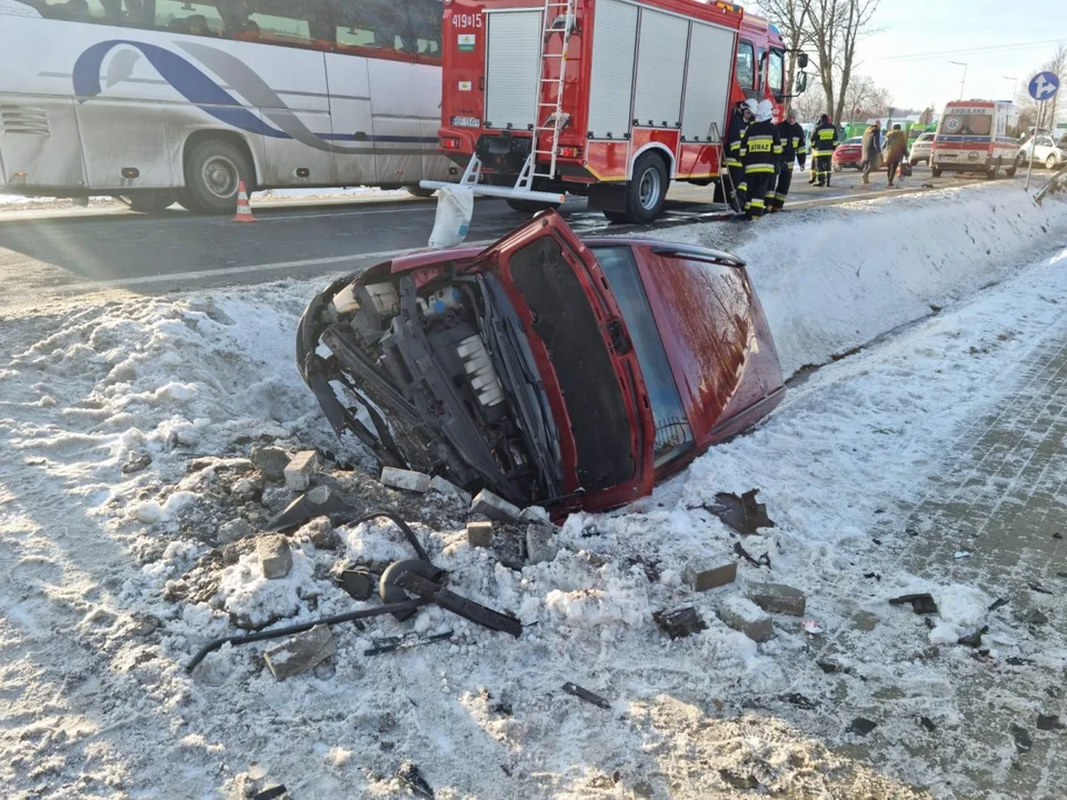 Czołowe zderzenie osobówek w Domaradzu. Jedna osoba ranna [ZDJĘCIA] - Zdjęcie główne