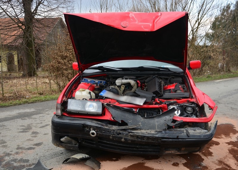 Zderzenie Alfy Romeo z BMW - jedna osoba trafiła do szpitala [ZDJĘCIA] - Zdjęcie główne