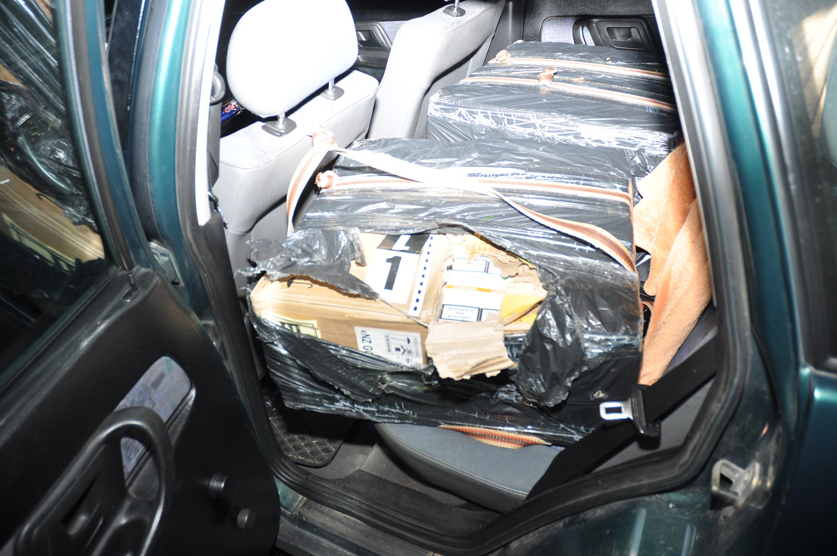 Auto i bagażnik pełne nielegalnych papierosów - Zdjęcie główne
