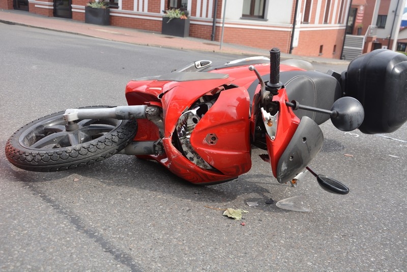 Jedlicze. Kolizja osobówki i motoroweru. Jedna osoba w szpitalu [FOTO] - Zdjęcie główne