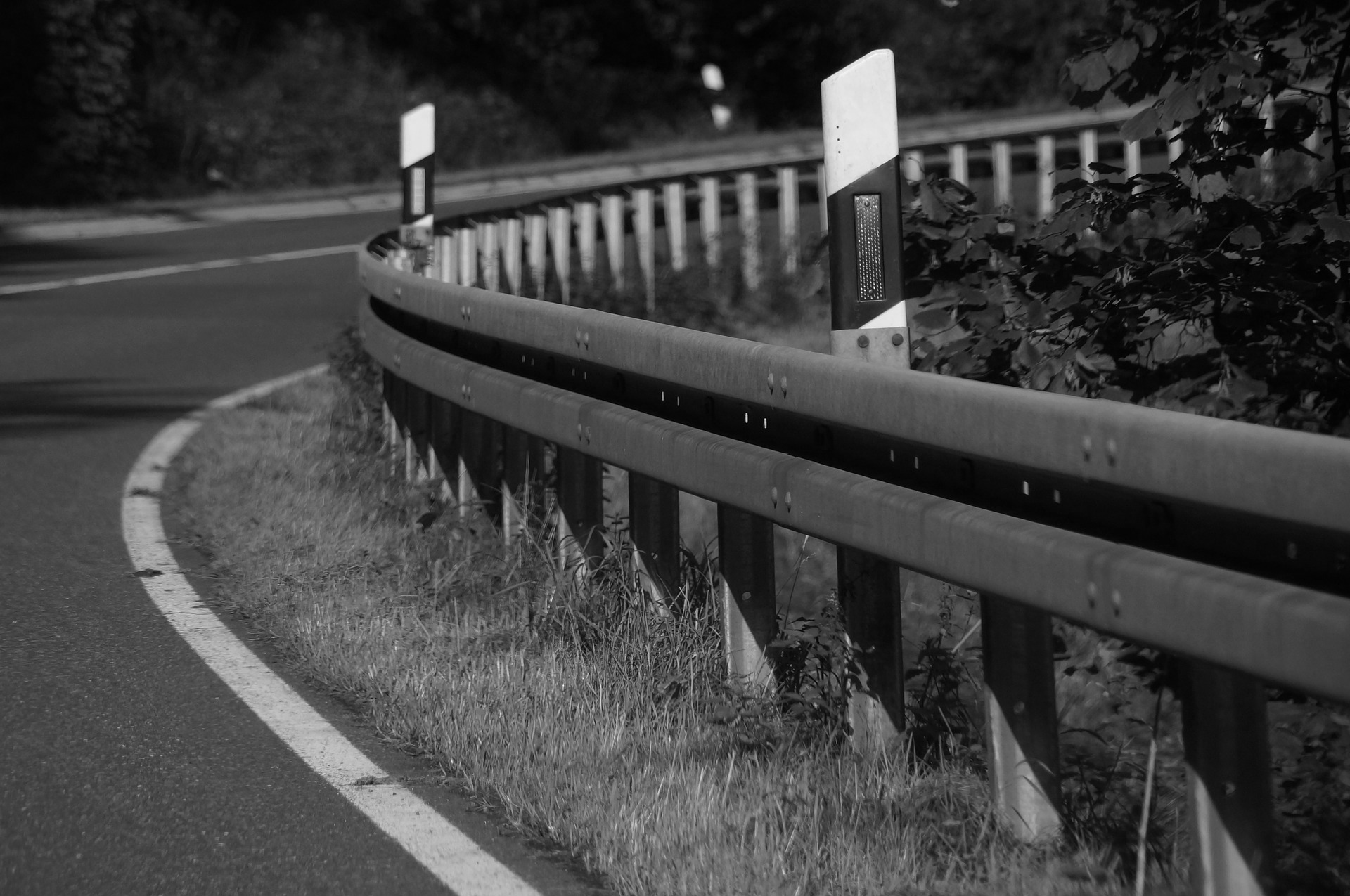 Tragedia na Podkarpaciu. Kierowca w nocy zauważył na drodze leżącego mężczyznę! - Zdjęcie główne