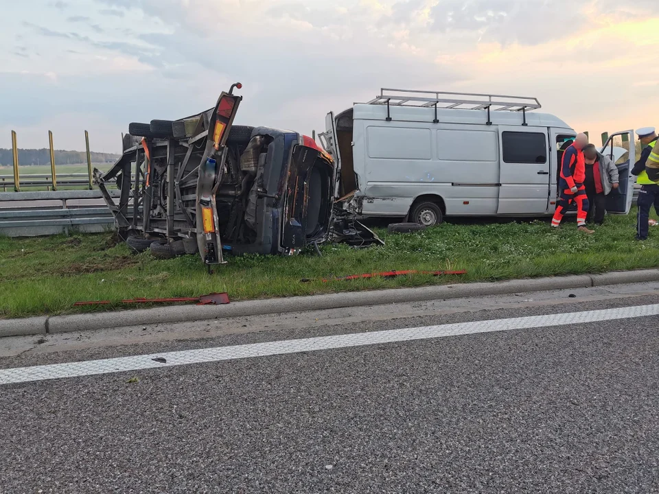 Zderzenie ciężarówki i busa z lawetą na autostradzie A4 [ZDJĘCIA] - Zdjęcie główne