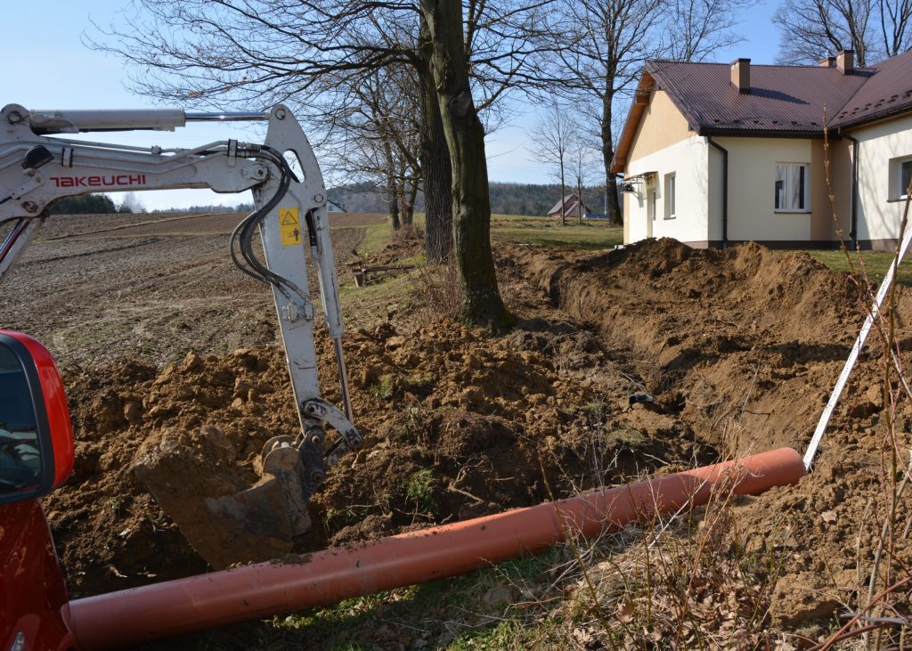 W maju pierwsze podłączenia budynków do sieci kanalizacji w miejscowościach Hłomcza, Dobra, Łodzina [ZDJĘCIA] - Zdjęcie główne