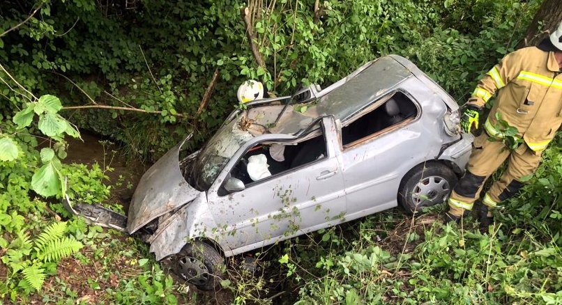 ZAGÓRZ: 19-latek stracił panowanie nad pojazdem, wjechał do rowu i uderzył drzewo [ZDJĘCIA] - Zdjęcie główne