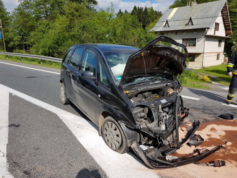 Poważne zderzenie dwóch samochodów. Ranną kobietę musiał transportować LPR [ZDJĘCIA] - Zdjęcie główne