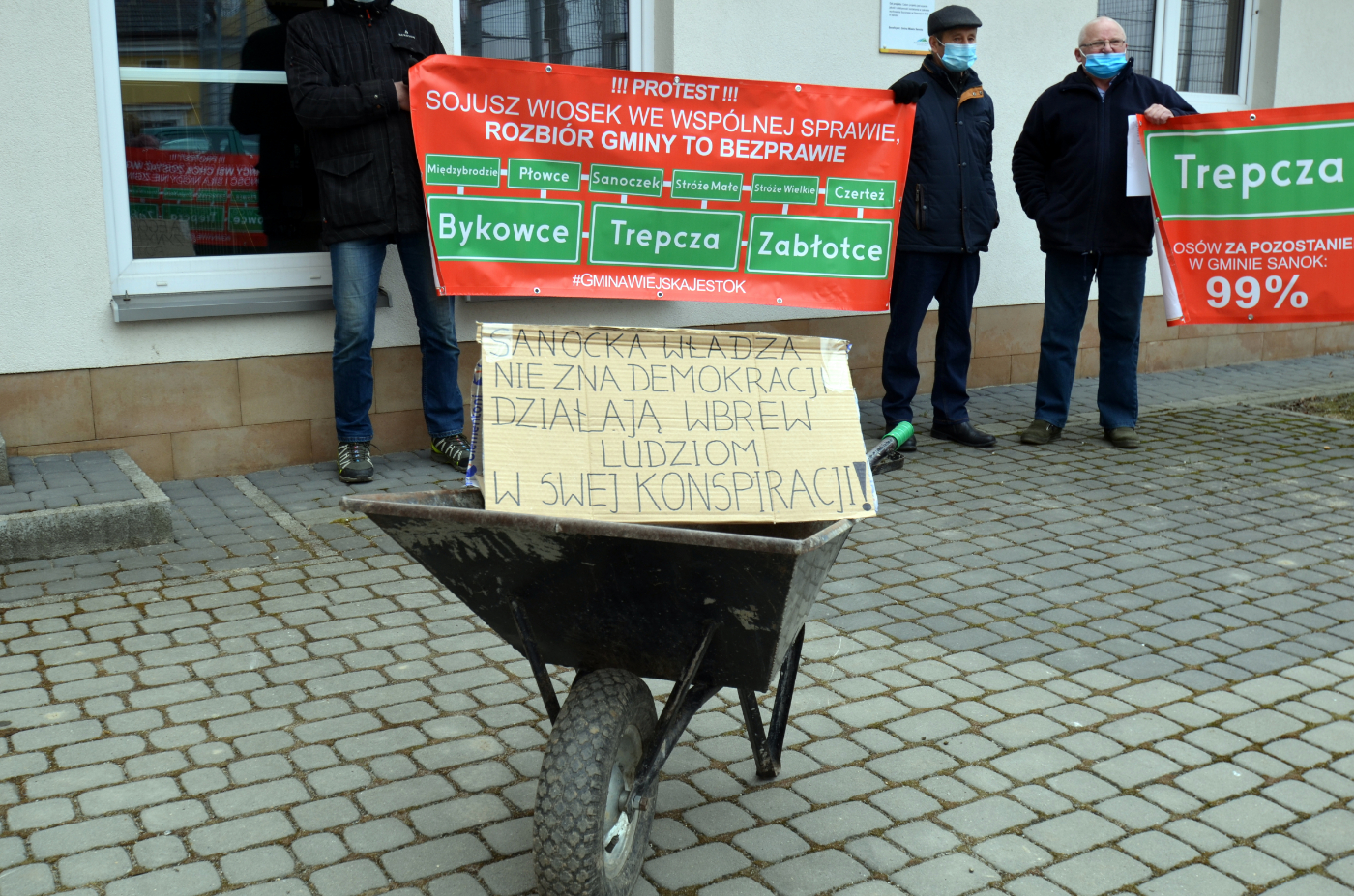 pikieta mieszkańców wsi przed sesją Rady Miasta Sanoka