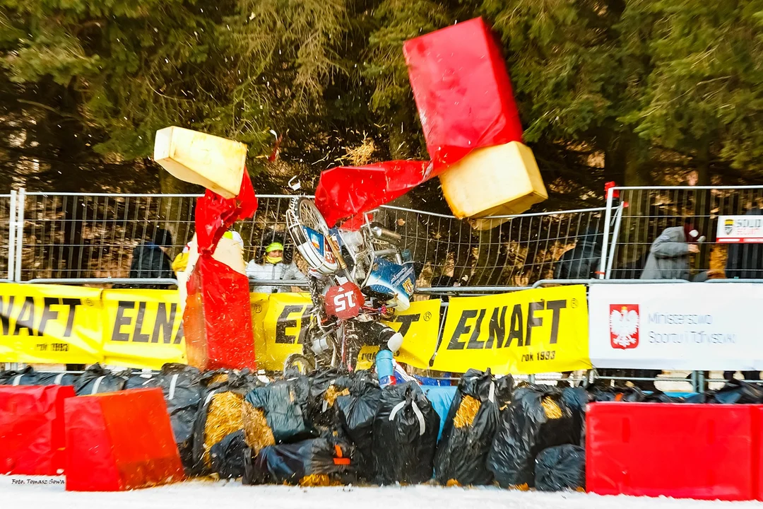 Mrożący krew w żyłach wypadek podczas Ice Speedway w Sanoku [ZDJĘCIA] - Zdjęcie główne