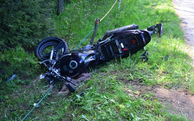 Z REGIONU. Zderzenie osobówki z motocyklem. Motocyklista z poważnymi obrażeniami [FOTO] - Zdjęcie główne