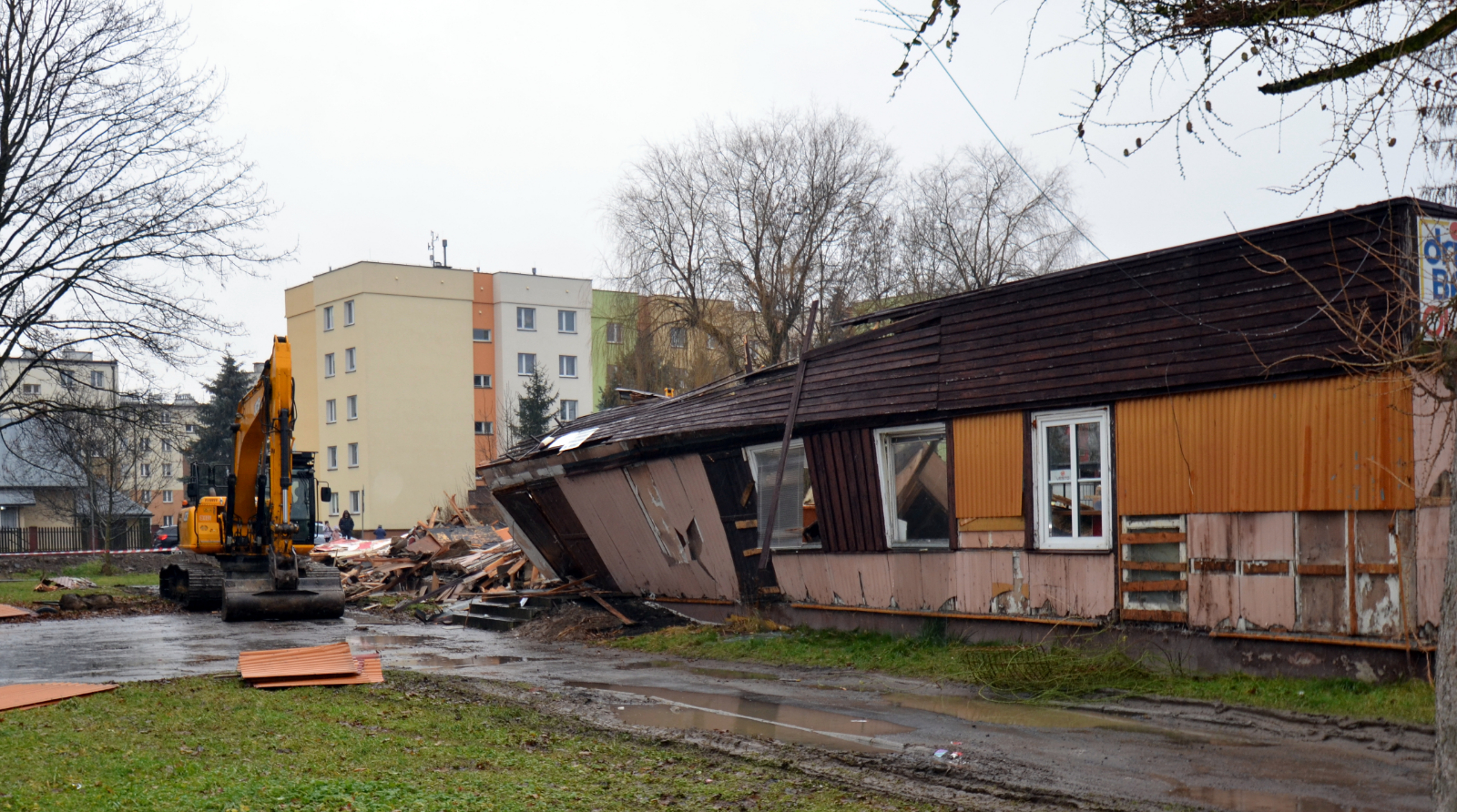 Trwa rozbiórka "Sanoczanki" czyli dawnego budynku przedszkola [FOTO+VIDEO] - Zdjęcie główne