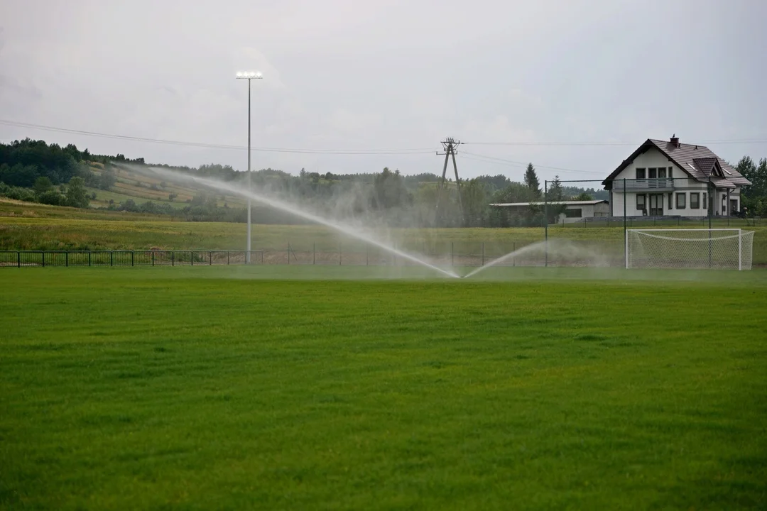 Zakończono modernizację boisk piłkarskich w Strachocinie i Niebieszczanach - Zdjęcie główne
