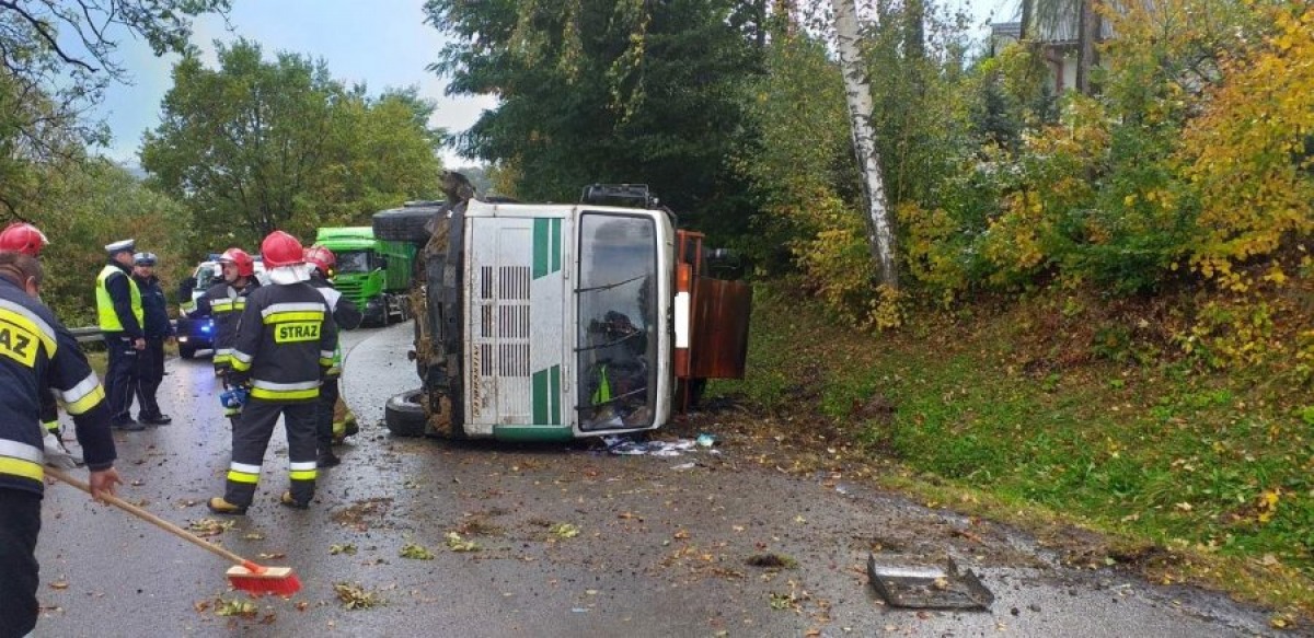 Ciężarówka przewróciła się na jezdnię! [FOTO] - Zdjęcie główne