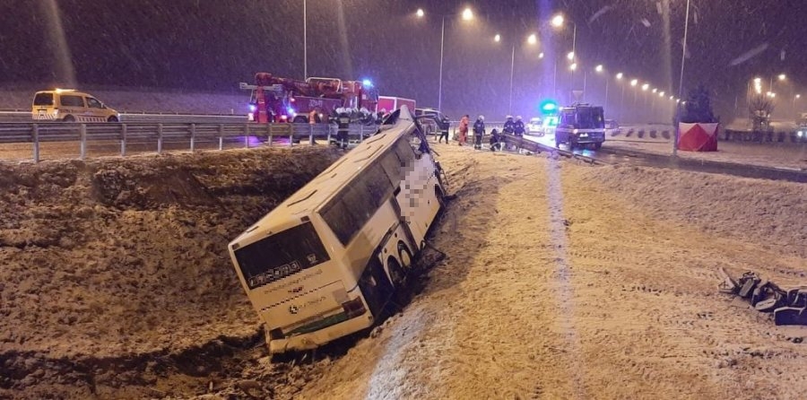 ŚMIERĆ na A4! Autokar runął z nasypu na MOP Kaszyce! - Zdjęcie główne