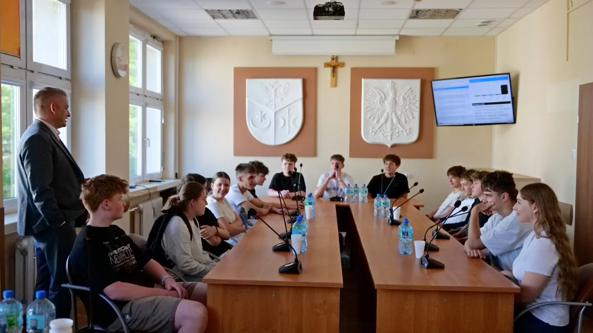 Drugi dzień „Chwili z Samorządem”. Uczniowie poznali tajniki pracy urzędu - Zdjęcie główne