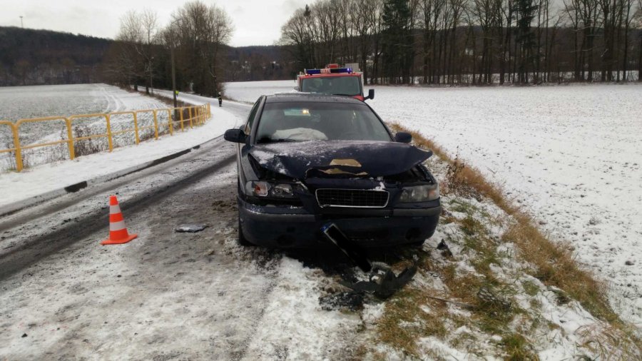 Kierowca Audi ranny w wyniku czołowego zderzenia [FOTO] - Zdjęcie główne