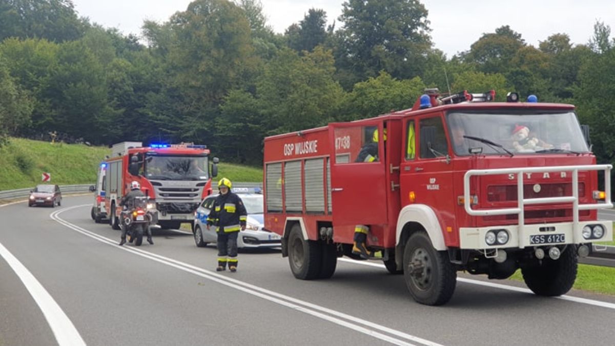 Wujskie. Motocyklista uderzył w barierę na serpentynach [FOTO+VIDEO] - Zdjęcie główne