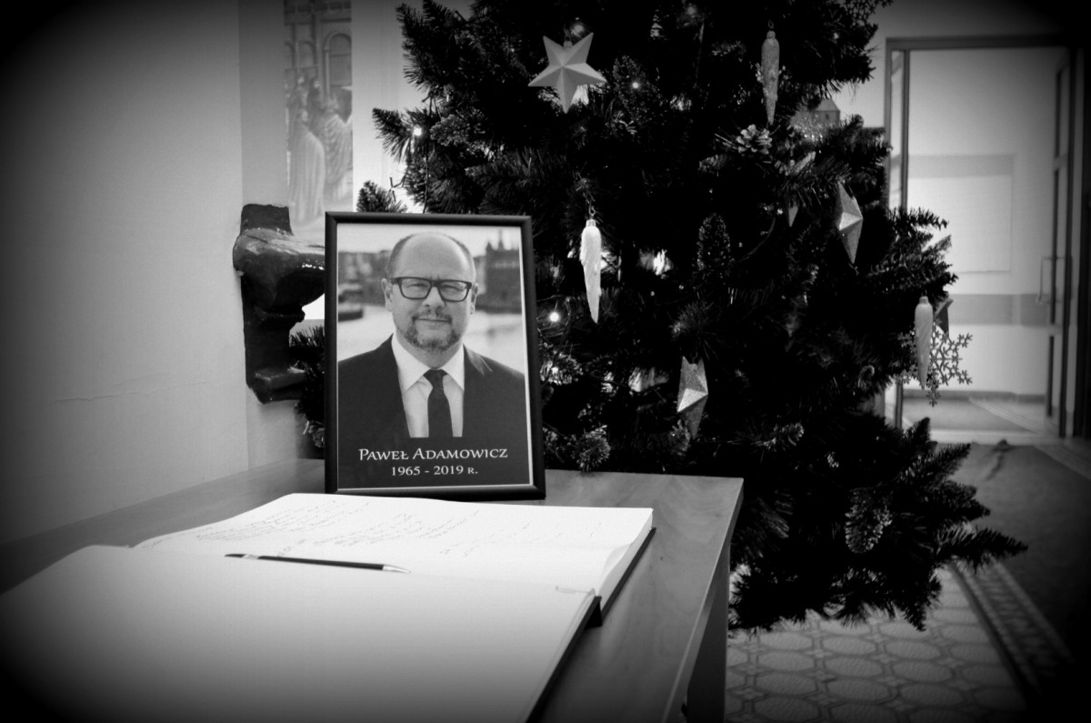 SANOK: Sanoczanie wpisują się do księgi kondolencyjnej ku pamięci Prezydenta Gdańska - Zdjęcie główne