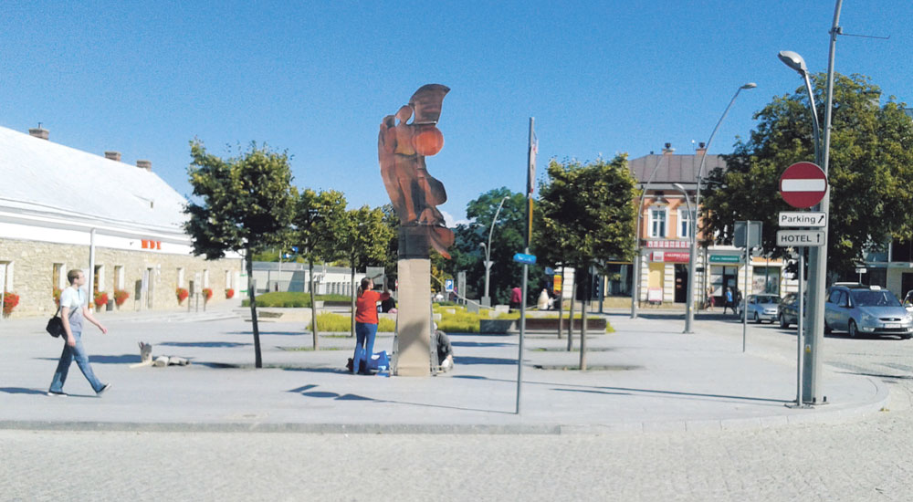 Pomnik na placu - Zdjęcie główne
