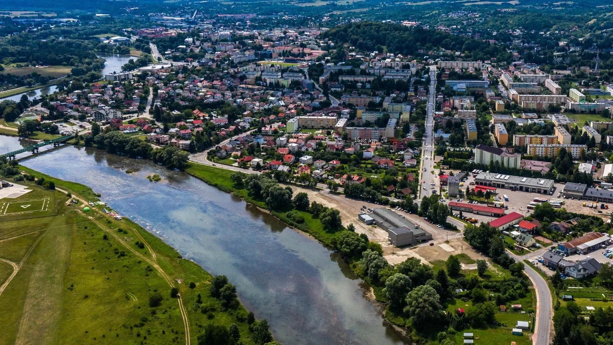 Sprawdzamy, co sztuczna inteligencja mówi o Sanoku. Z czego znane jest miasto? Z jakich potraw słynie? Dlaczego warto jest odwiedzić to miejsce? - Zdjęcie główne