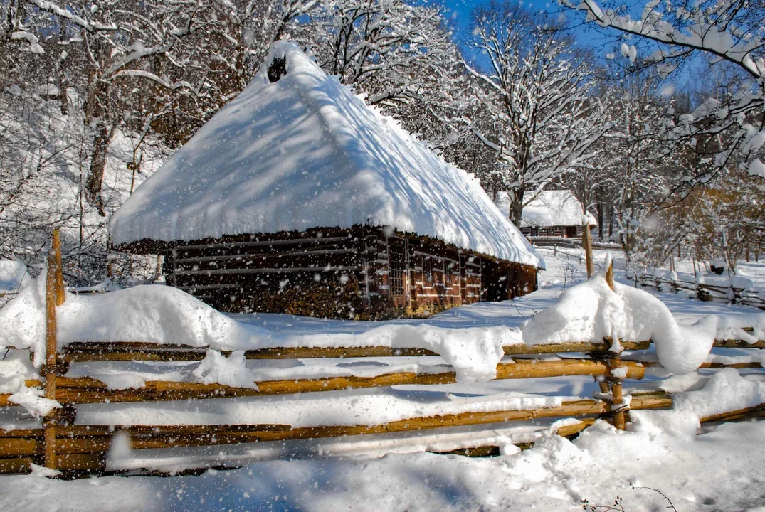 Zobacz sanocki skansen w białej odsłonie. Zima nigdzie indziej nie wygląda tak bajkowo! [ZDJĘCIA] - Zdjęcie główne