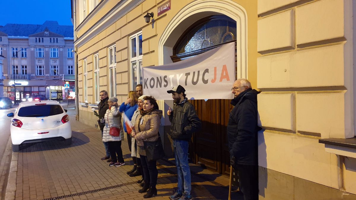 Cała Polska solidarnie z sędziami - Sanoczanie zamanifestowali swoje poparcie [FOTO] - Zdjęcie główne