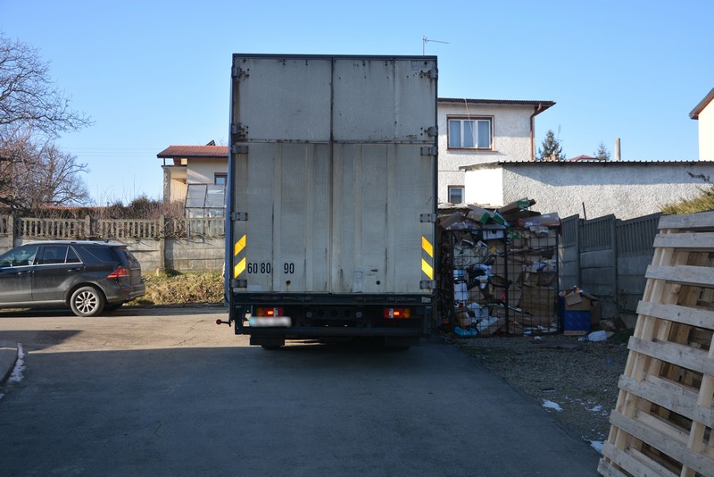 Z PODKARPACIA. Ciężarówką wjechał w matkę z dzieckiem. Dziewczynka w szpitalu - Zdjęcie główne