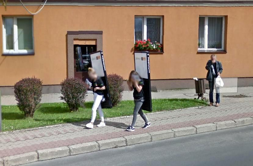 Mieszkańcy Leska "przyłapani" przez aparat Google Street View [ZDJĘCIA] - Zdjęcie główne