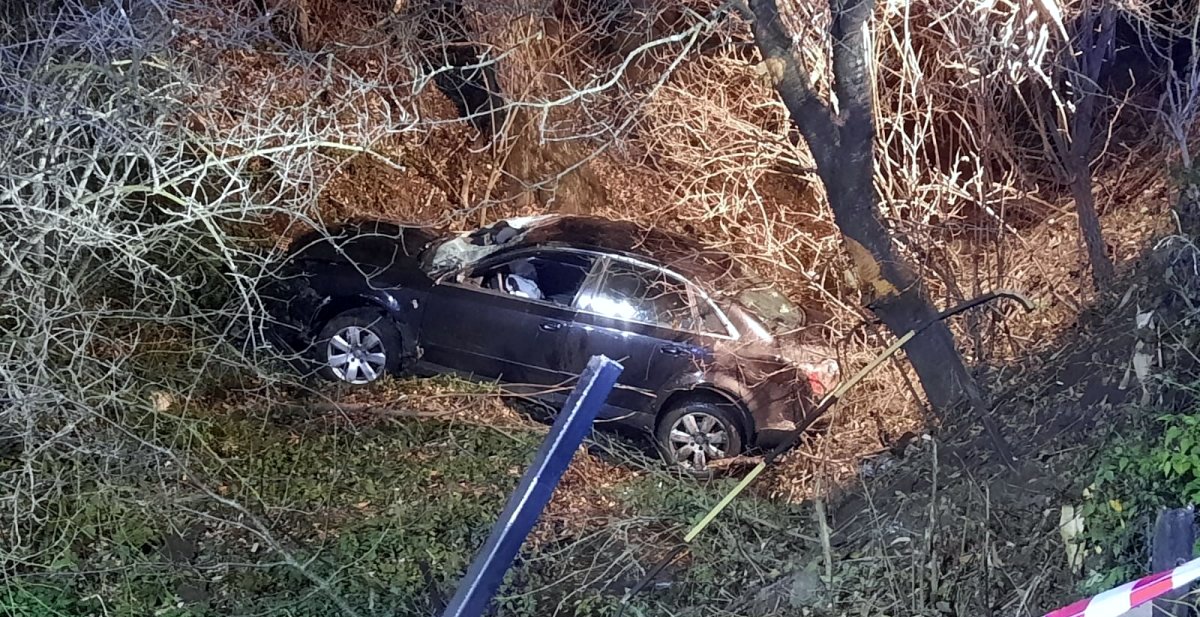 36-latek wjechał do potoku. Z obrażeniami ciała trafił do szpitala [ZDJĘCIA] - Zdjęcie główne