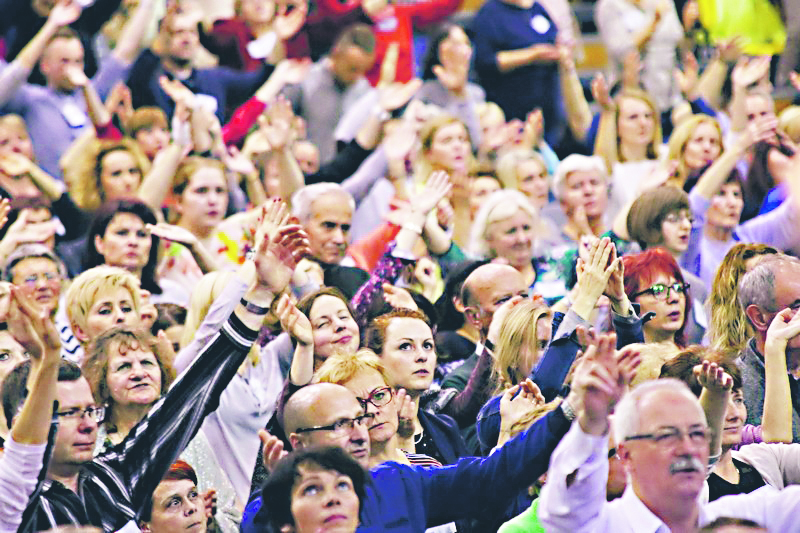 Tłumy na Podkarpackim Forum Charyzmatycznym. Wierni debatowali o modlitwie uzdrowienia - Zdjęcie główne