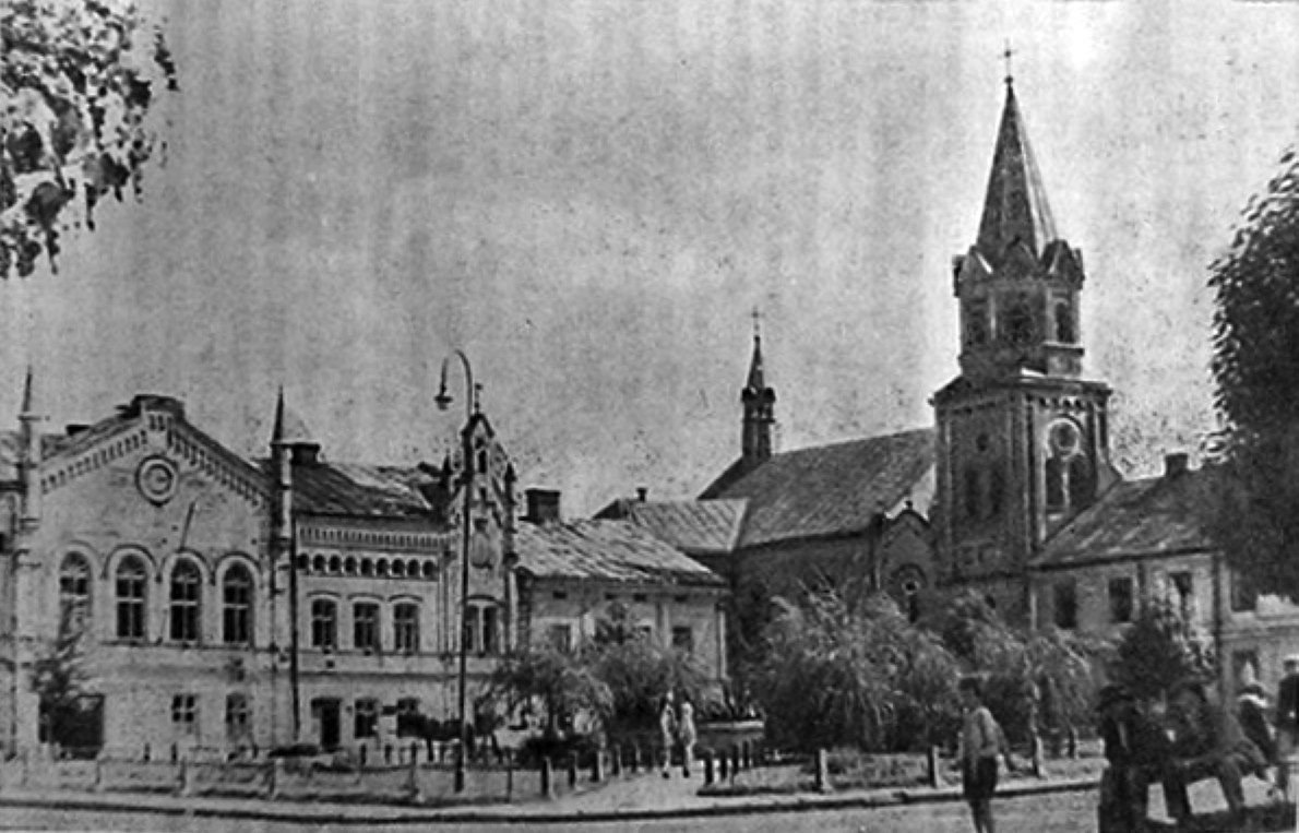 Ratusz i kościół OO. Franciszkanów 1958 r.