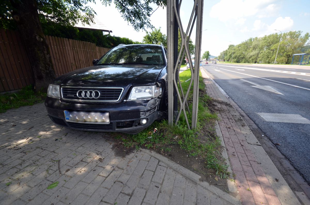 SANOK: Chcąc uniknąć zderzenia z drugim pojazdem wjechał w słup [FOTO] - Zdjęcie główne