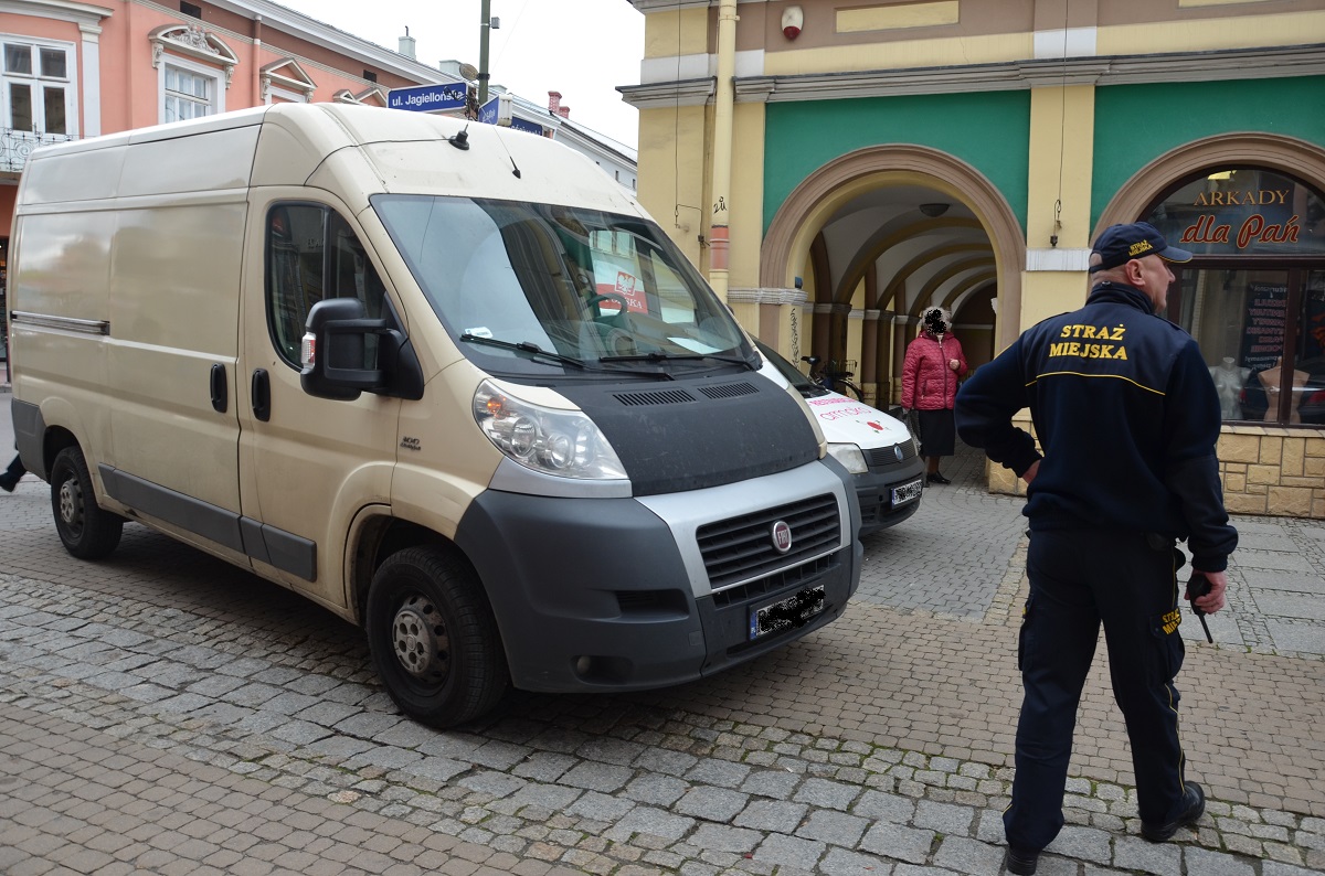 Przez nieuwagę potrącił strażnika FOTO - Zdjęcie główne