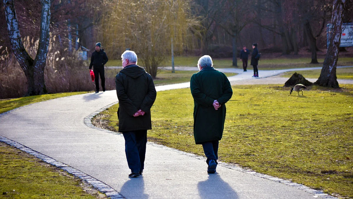 Dłużej żyjemy i otrzymamy niższą emeryturę. Nowa tablica trwania życia - Zdjęcie główne