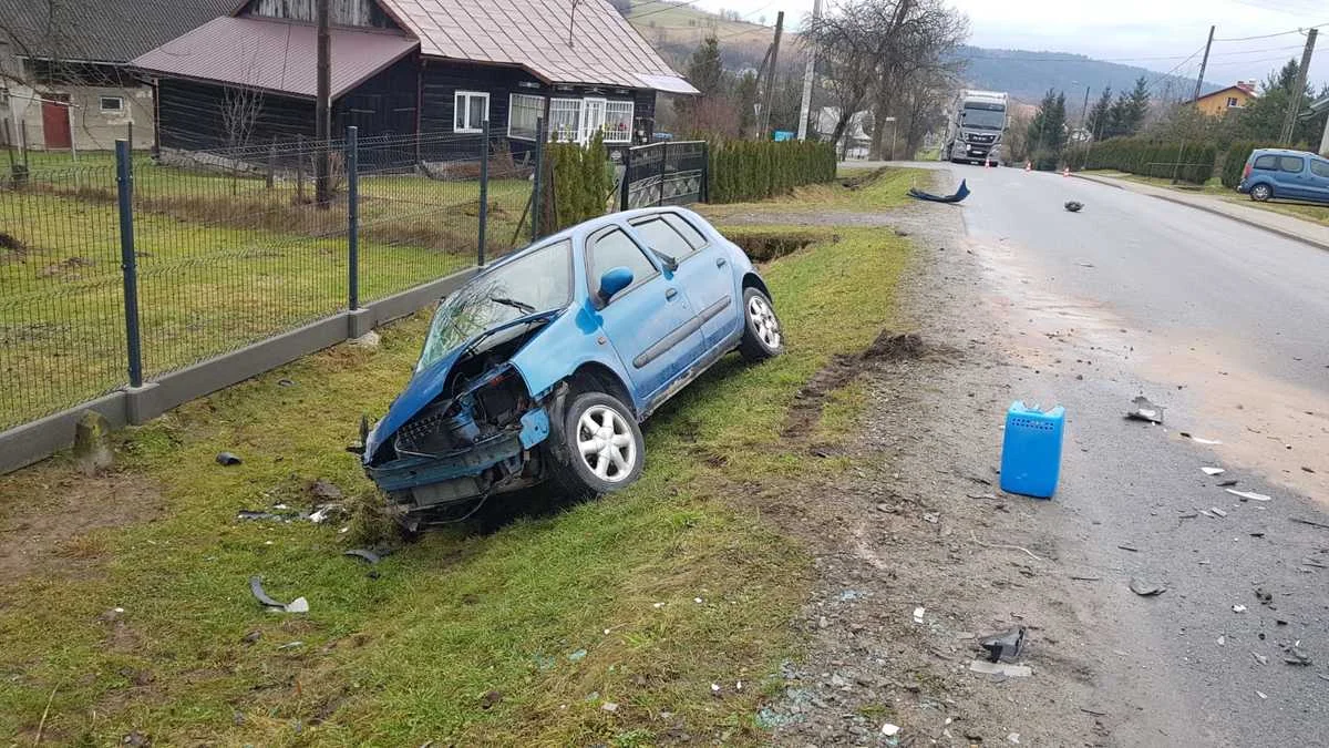 Niebezpieczny wypadek w Dydni. Osobówka zderzyła się z samochodem dostawczym [ZDJĘCIA] - Zdjęcie główne