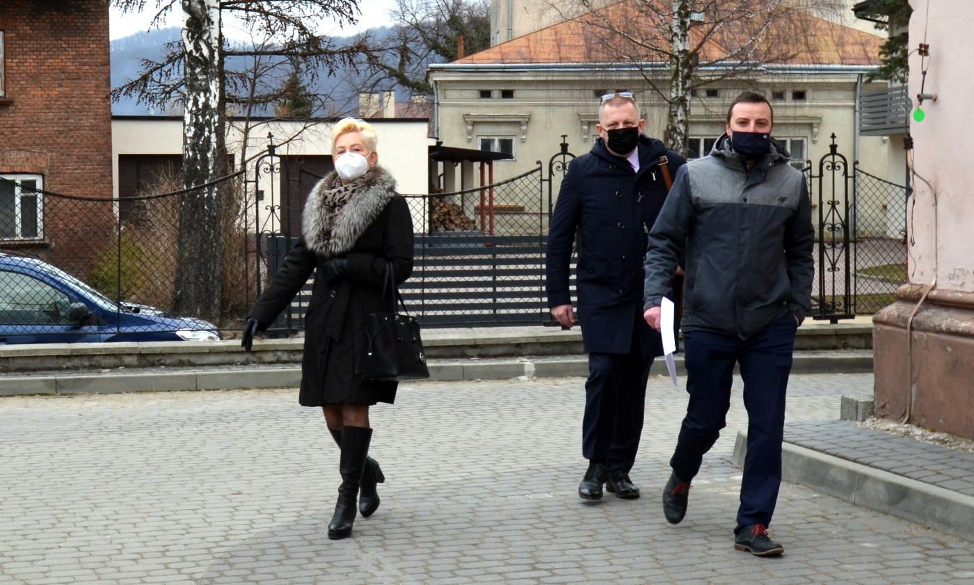 pikieta mieszkańców wsi przed sesją Rady Miasta Sanoka