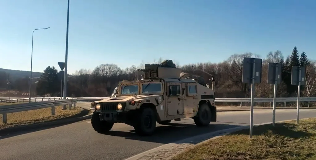 Dokąd kieruje się wojsko USA? Przez obwodnicę Sanoka przejechał konwój amerykańskich Hummerów [WIDEO] - Zdjęcie główne