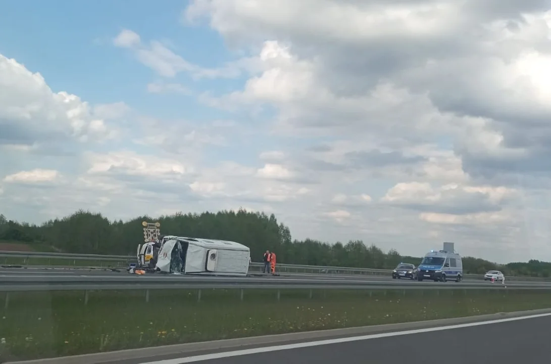 Bus zderzył się z pojazdem obsługi autostrady. Droga jest całkowicie zablokowana [ZDJĘCIA MAPA] - Zdjęcie główne